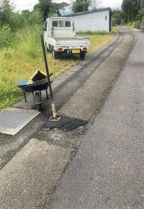 補修した道路と奥に止めた軽トラック